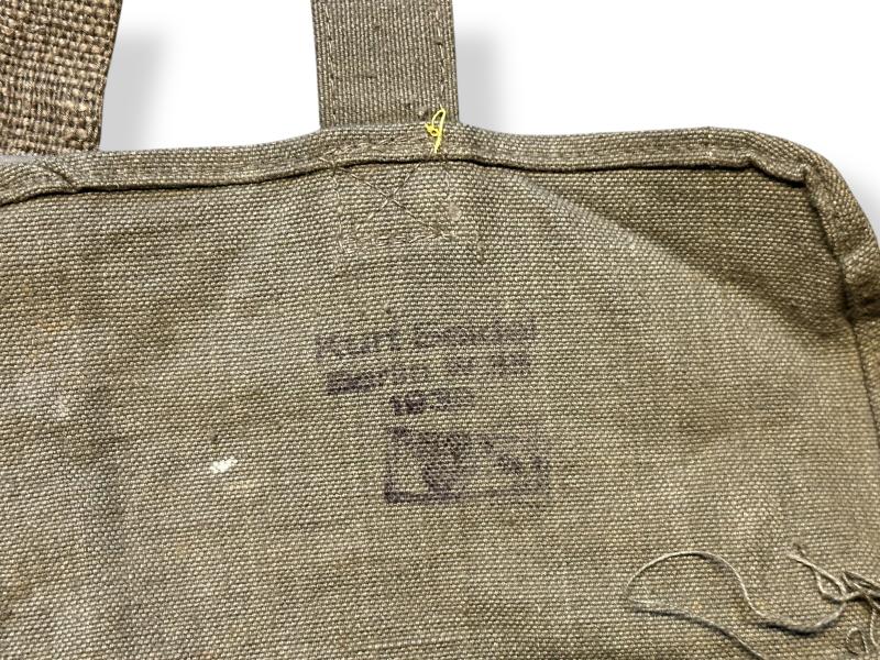 Gas warning flags in carrying bag -1939-