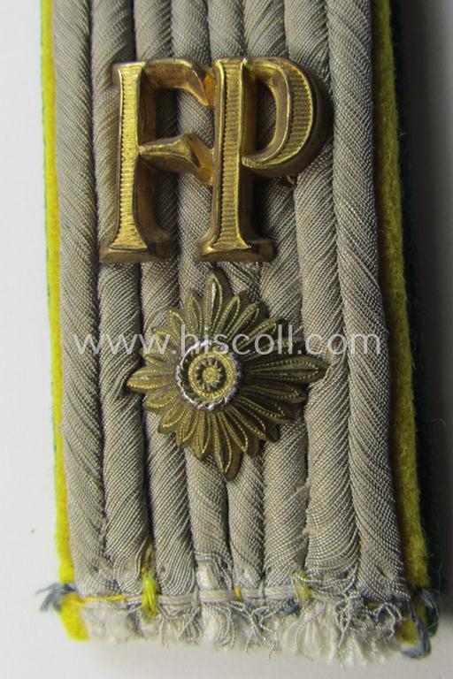 Attractive - albeit regrettably single! - neatly 'cyphered', officers'-pattern shoulderboard as was specifically intended for usage by a WH (Heeres) 'Heeresfeldpostinspektor' (being of a rank comparable with an: 'Oberleutnant'-rank)