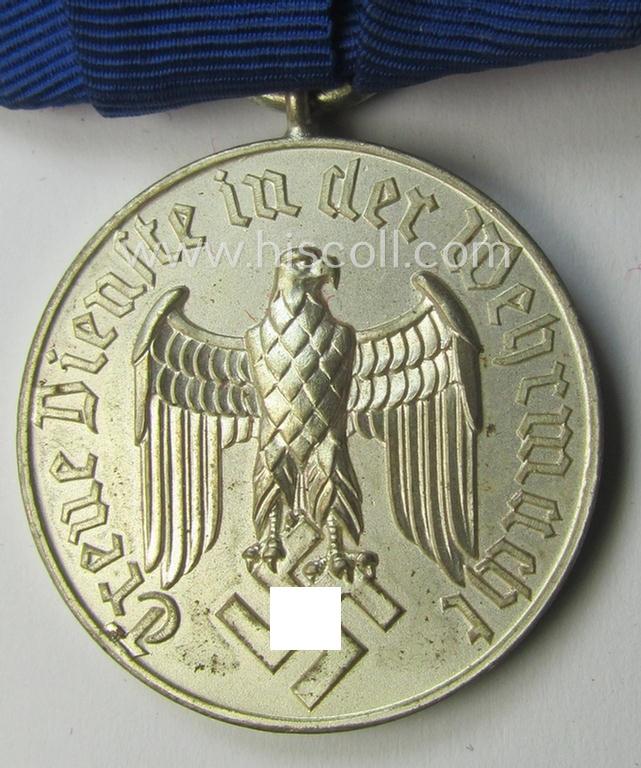 Bright silver-toned - and detachable! - WH (Heeres o. KM) so-called: 'Einzelspange' showing a: 'WH-Dienstauszeichnung 4. Stufe' (as was intended for 4 years of loyal-service) and that shows a detailed, Heeres o. KM-type-eagle-device, period-attac...