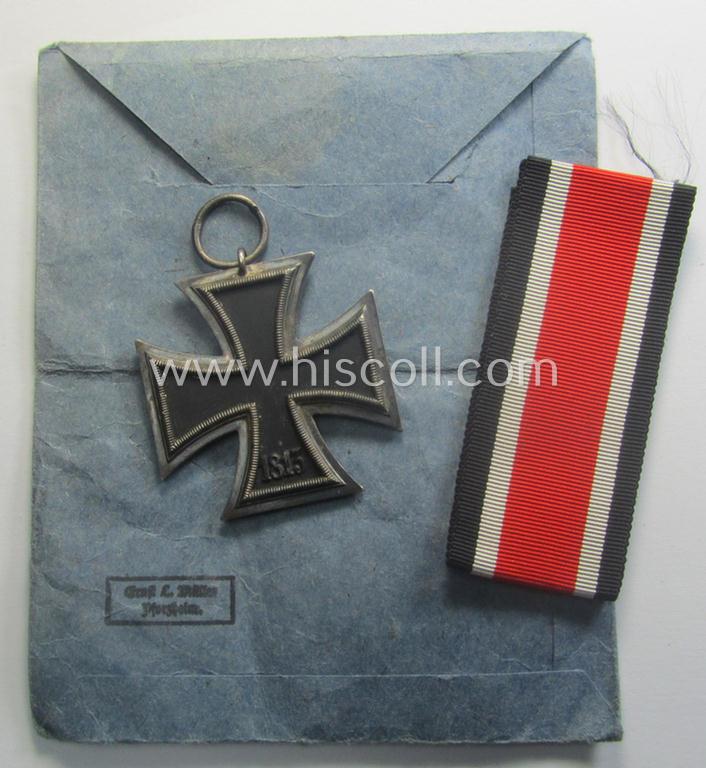 'Eisernes Kreuz 2. Kl.' being a maker- (ie. '76'-) marked example that comes stored in its period 'Zellstoff'-based pouch by the: 'Ernst L. Müller'-company as was based in the town of Pforzheim