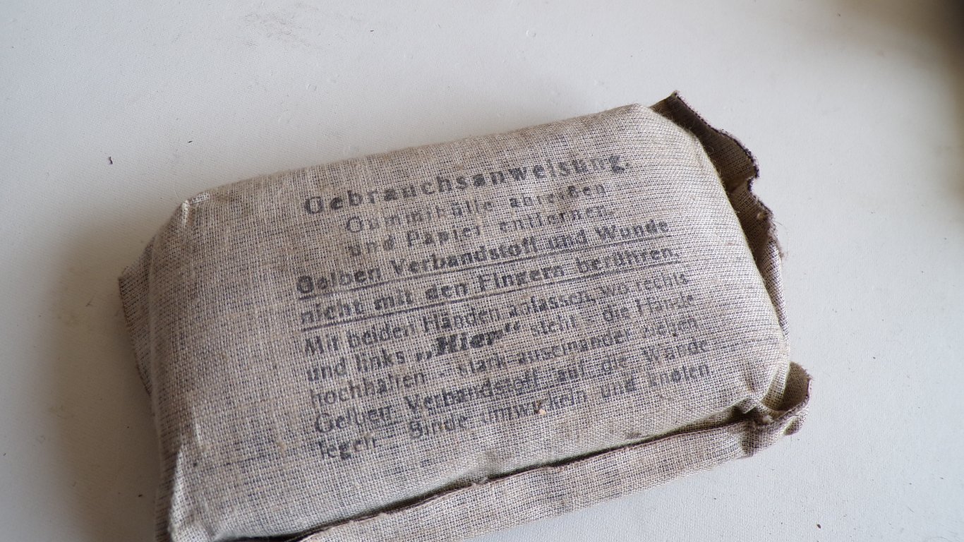Wehrmacht Field Dressing Grouping (5 Pcs)