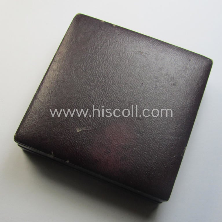 'Verwundeten-Abzeichen in Silber' being a clearly maker- (ie. '30'-) marked- and/or typical 'Feinzink'-based example that comes stored in its maker- (ie. 'Hauptmünzamt Wien III'-) marked- and period etui