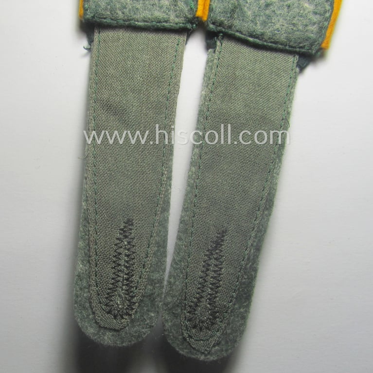 Pair of WH (Heeres) early-war-period- (ie. 'M40'-pattern), EM-type shoulderstraps as was intended for a: 'Soldat eines Kavallerie- o. Reiter-Rgts.'