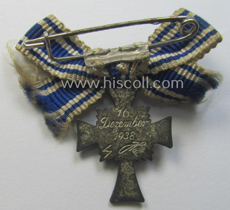 Miniature of an: 'Ehrenkreuz der deutschen Mutter - zweite Stufe' (or: silver-class mothers'-cross) being a non-maker-marked example that comes in an overall nice- (albeit moderately worn- ie. used-), condition