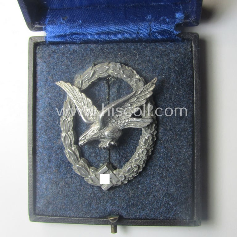 WH (LW) 'Fliegerschützen-Abzeichen ohne Blitzbündel' being a maker- (ie. 'Wilh. Deumer'-) marked- and/or: typical zinc- (ie. 'Feinzink'-) based example as was produced by the: 'Wilh. Deumer'-company that comes stored in its period etui