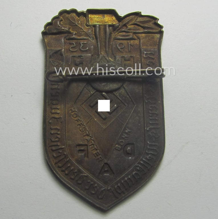 Commemorative, golden-bronze-toned, 'DAF'/'HJ'- (ie. 'Deutsches Arbeits Front o. Hitlerjugend'-) related 'tinnie' being a maker- (ie. 'Hofstätter'-) marked example depicting a: 'HJ-raute' and text: 'Reichs-Berufs-Wettkampf der deutschen Jugend 1935'