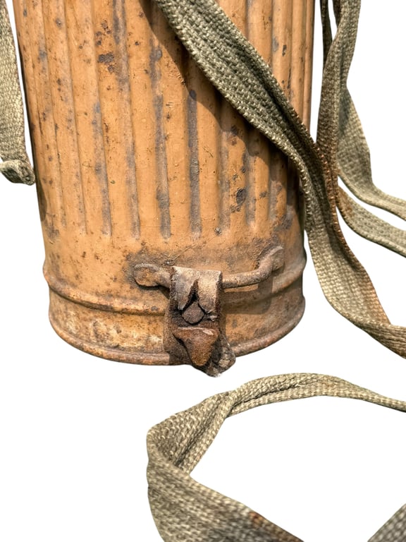 Sud Front Gasmasker and Canister