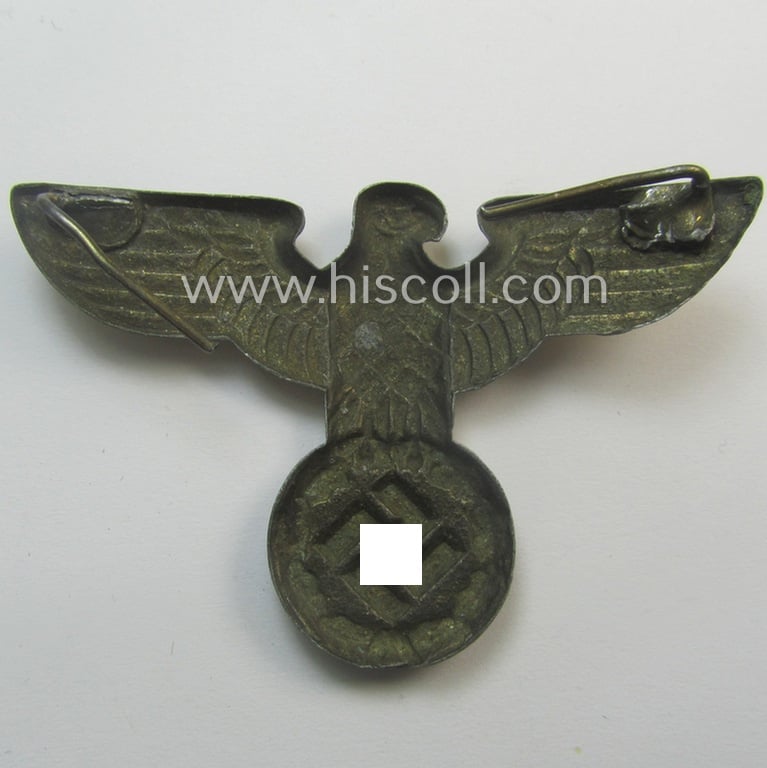 Bright-golden-coloured- and/or: zinc- (ie. 'Feinzink'-) based (political-style) visor- (ie. 'Schirmmützen'-) cap-eagle being a detailed example that is void of a makers'-designation