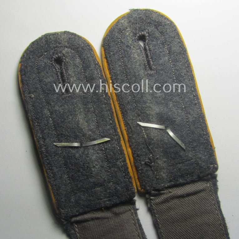 Pair of WH (Luftwaffe) NCO-type shoulderstraps: 'Feldwebel der Flg. o. FJ-Trpn.'