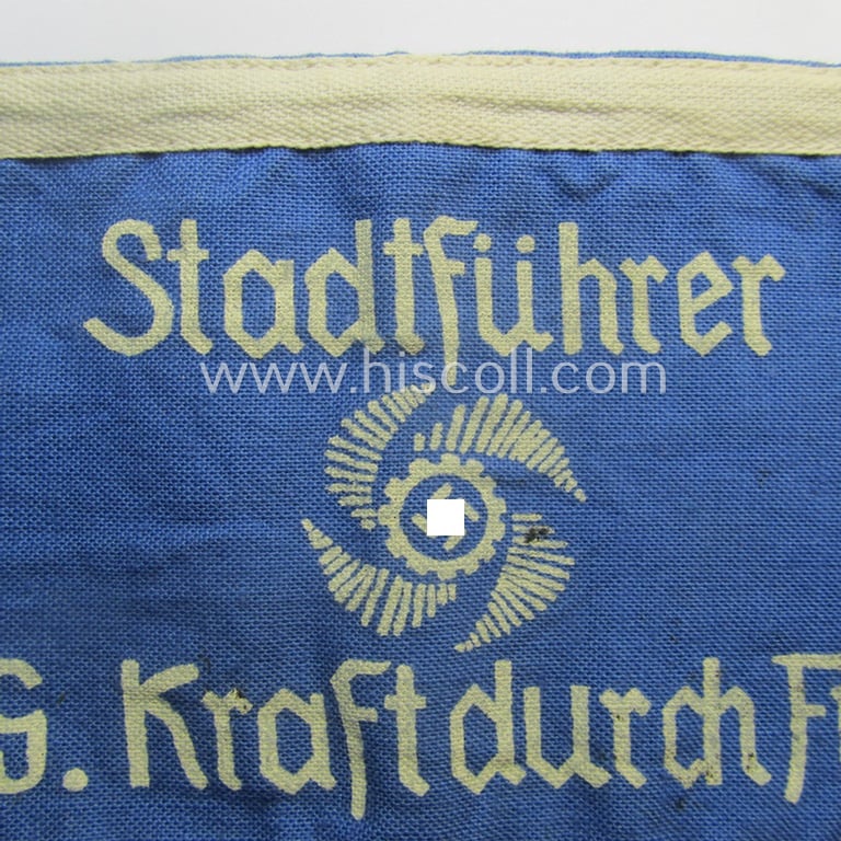 Unusually seen, linnen-based- and/or light-blue-coloured, DAF- (ie. KDF-) related armband (ie. 'Armbinde') showing white-linnen-toned borders and depicting the typical 'KDF'-logo and text: 'Stadtführer - N.S.G. Kraft durch Freude'