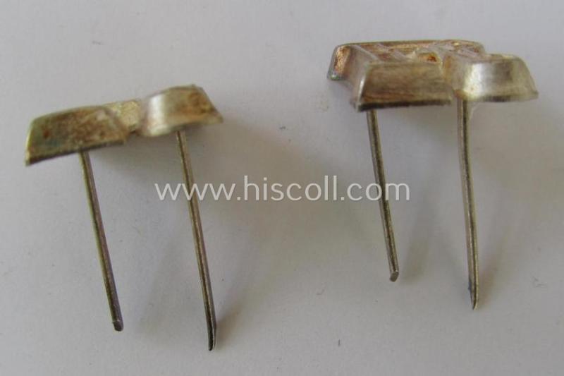 Superb - and fully matching! - pair of Waffen-SS-related-, silver-coloured (ie. 'Buntmetall'-based-) so-called: 'Fl'-shoulderstrap-'cyphers' (ie. 'Ziffern'), as was intended for an: 'SS-Unterführer der Fla.MG-Abteilungen'