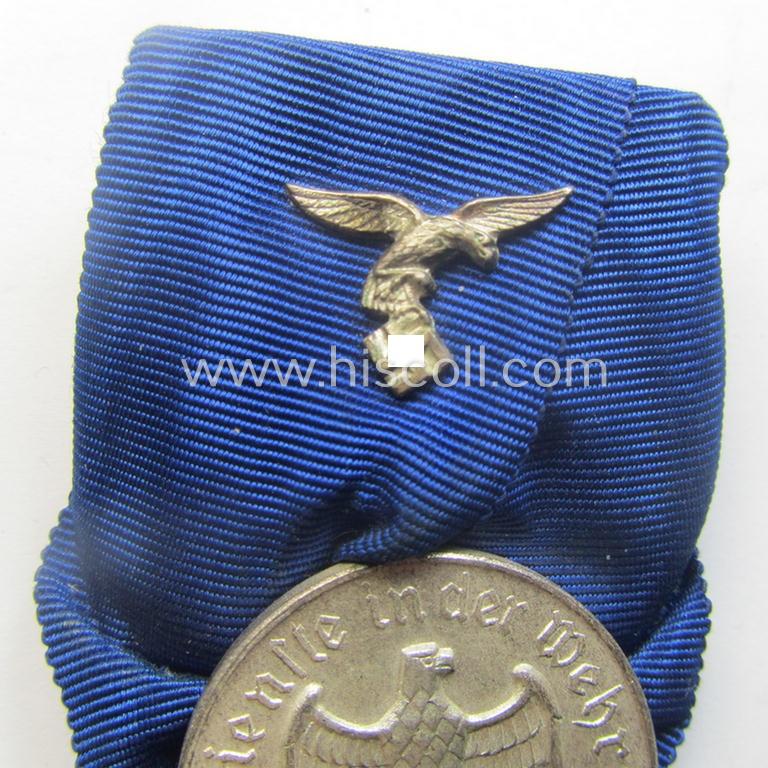 Bright silver-toned WH (Luftwaffe) so-called: 'Einzelspange' showing a: 'WH-Dienstauszeichnung 4. Stufe' (as was intended for 4 years of loyal-service) and that shows a detailed, Luftwaffe-type-eagle-device, period-attached
