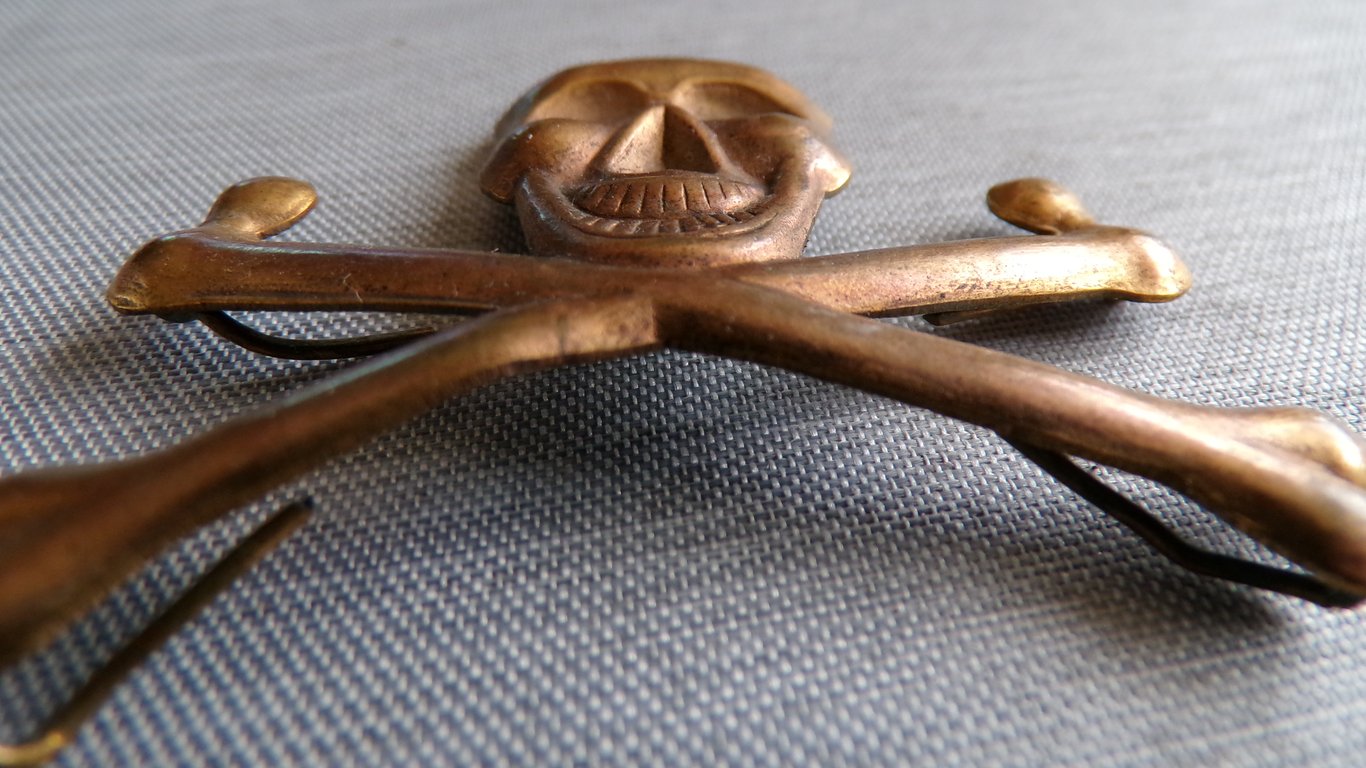 WWI / Interwar Freikorps Totenkopf cap badge