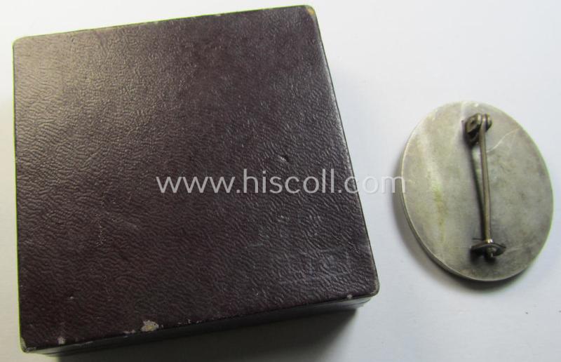 Superb, 'Verwundeten-Abzeichen in Silber' being a non-maker-marked- and typical 'Buntmetall'-based example that comes stored in its maker- (ie. 'L/11' ie. 'Wilh. Deumer'-) marked- & period etui as recently found