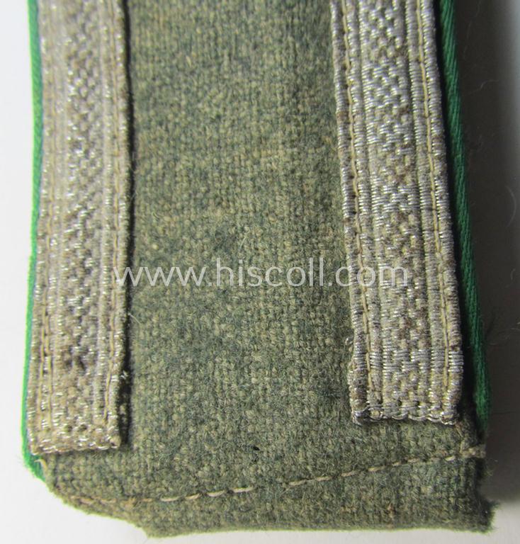 Single - but nevertheless scarcely seen! - WH (Heeres) NCO-type shoulderstrap as was piped in the darker-green branchcolour as was intended for an: 'Unteroffizier' who served within a: 'Jäger- o. Gebirgsjäger-Regiments'