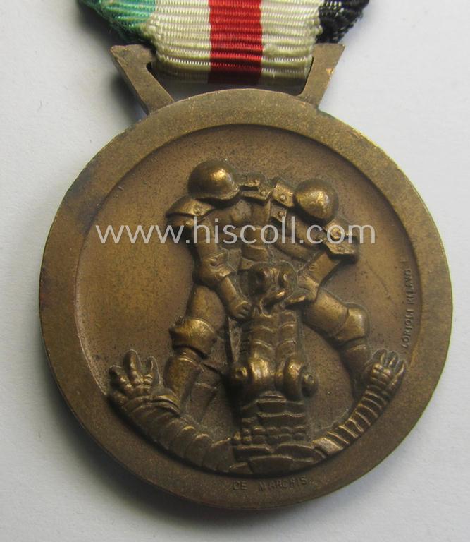 Golden-bronze-coloured- (and I deem 'Buntmetall'-based-) example of a: 'Deutsch-Italienische Feldzugsmedaille' (or: German-Italian campaign-medal) that comes mounted onto its (regular-sized) piece of original (and minimally faded!) ribbon