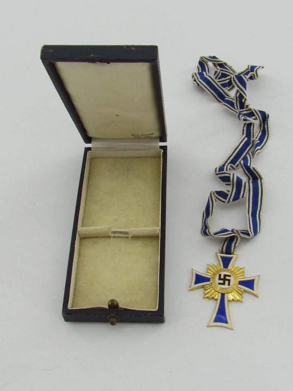 German Mothers Cross in Gold in Case "Wilhelm Deumer"