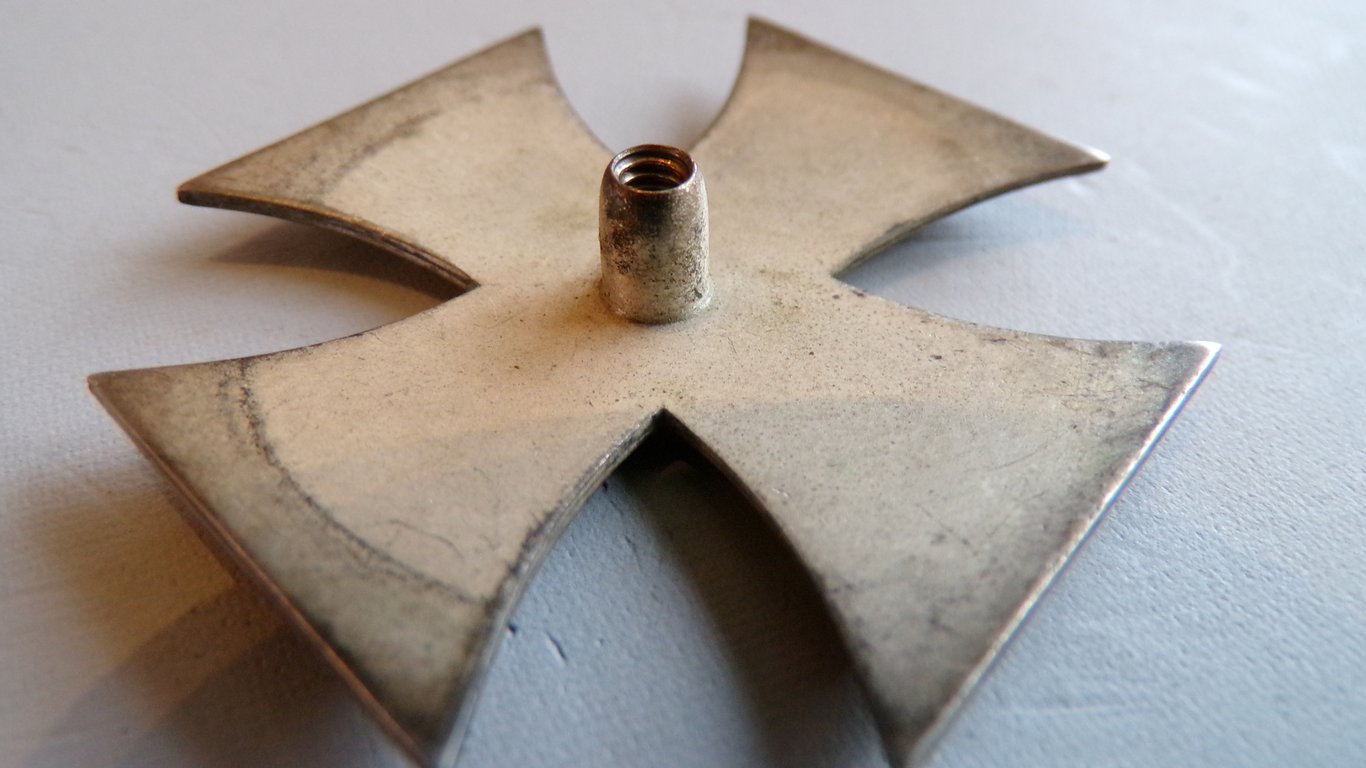 Imperial WWI Iron Cross Curved Clamshell