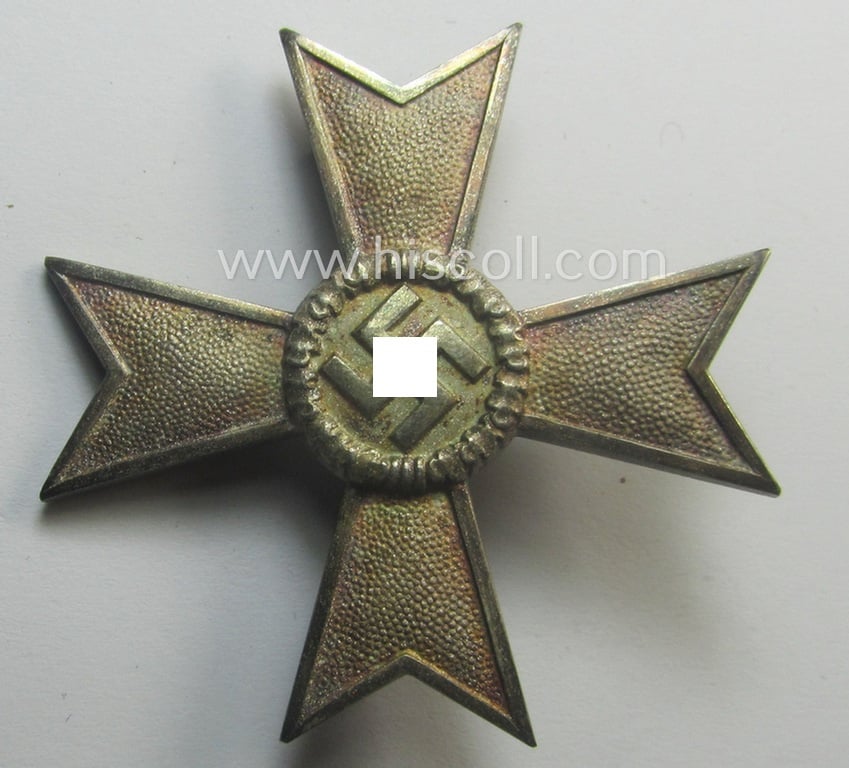 Attractive, medal-set: 'Kriegsverdienstkreuz 1. Klasse ohne Schwertern', being a non-maker-marked specimen that came stored in its original etui and dito orange-toned 'Überkarton'