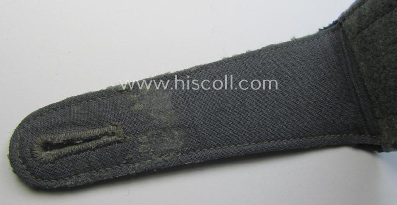 Single - early (ie. pre-) war-period - so-called: 'M36 o. M40'-pattern, WH (Heeres) EM-type shoulderstrap as piped in the light-blue-coloured branchcolour as was intended for usage by a: 'Soldat der Nachschub-Truppen'