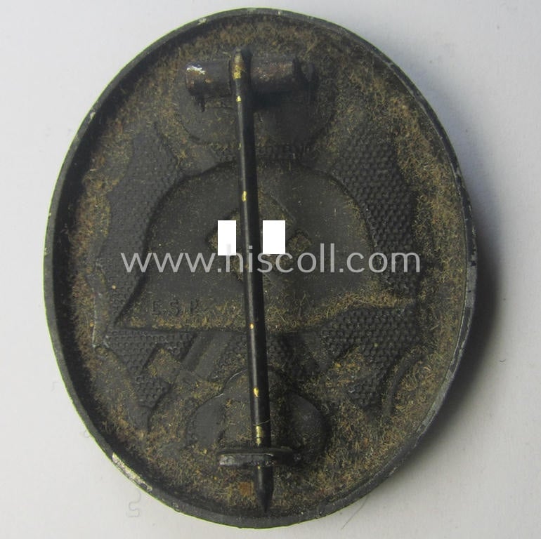 Maker- (ie. 'E.S.P.'-) marked example of a black-class wound-badge (or: 'Verwundeten-Abzeichen in Schwarz') being an example that was produced by the maker (ie. 'Hersteller') named: 'E.S.P.' (= 'E. Schmidthäußler - Pforzheim')