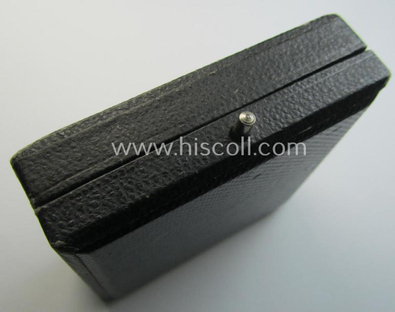 Attractive medal-set: 'Kriegsverdienstkreuz 1. Klasse mit Schwertern', being a maker- (ie. '1'-) marked specimen that comes stored in its original, simplified etui by the: 'Deschler u. Sohn'-company