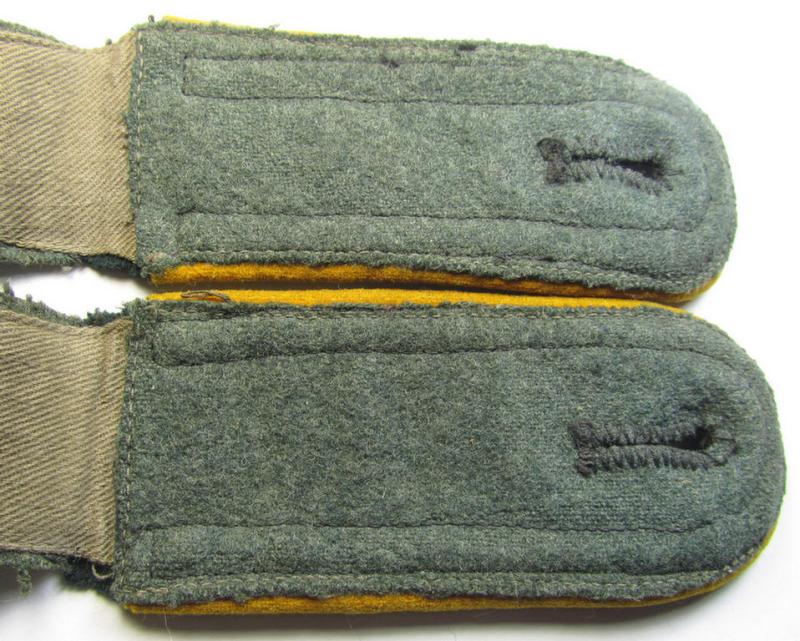 Attractive - and fully matching! - pair of WH (Heeres) early-war-period- (ie. 'M36'- ie. 'M40'-pattern and/or rounded-styled) NCO-type shoulderstraps as was intended for an: 'Uffz. eines Kavallerie- o. Aufklärungs-Abts. o. Rgts.'