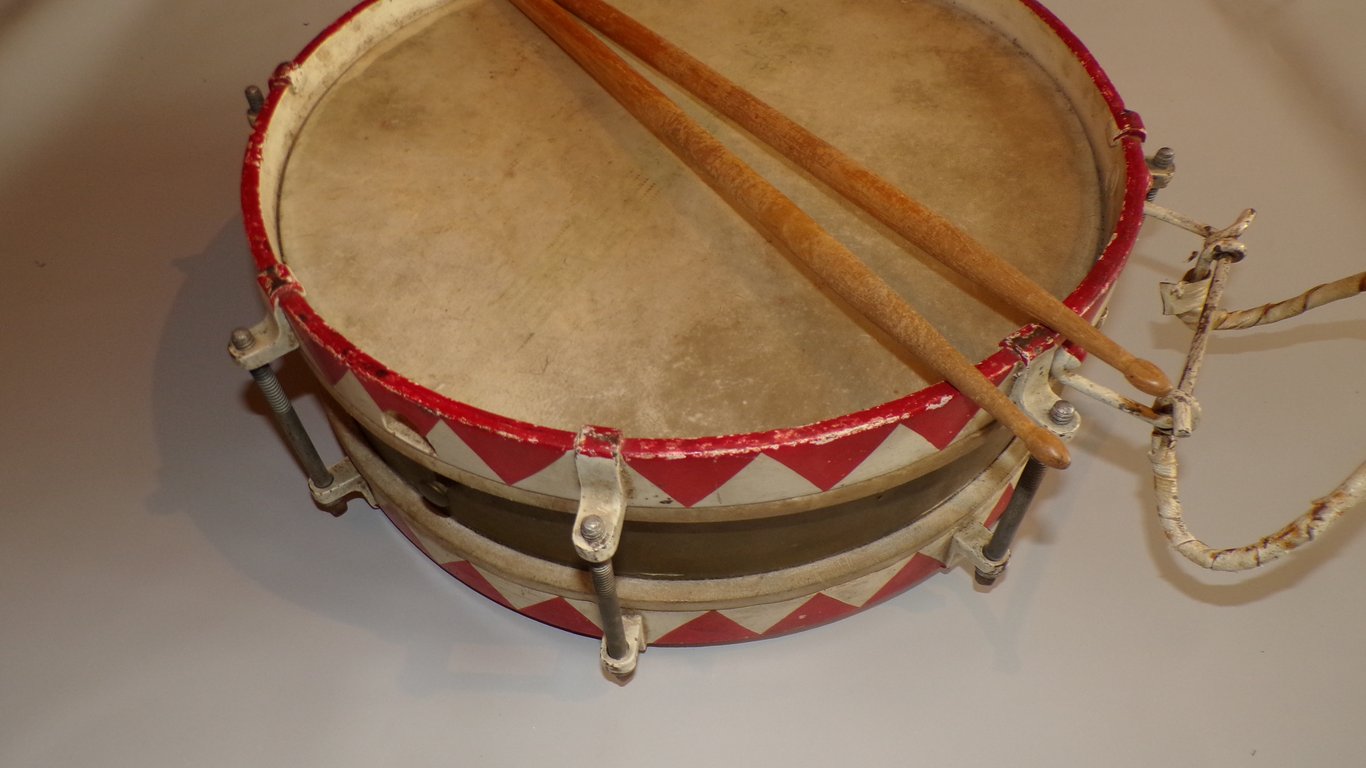 HJ / DJ Marching Snare Drum with Drumsticks