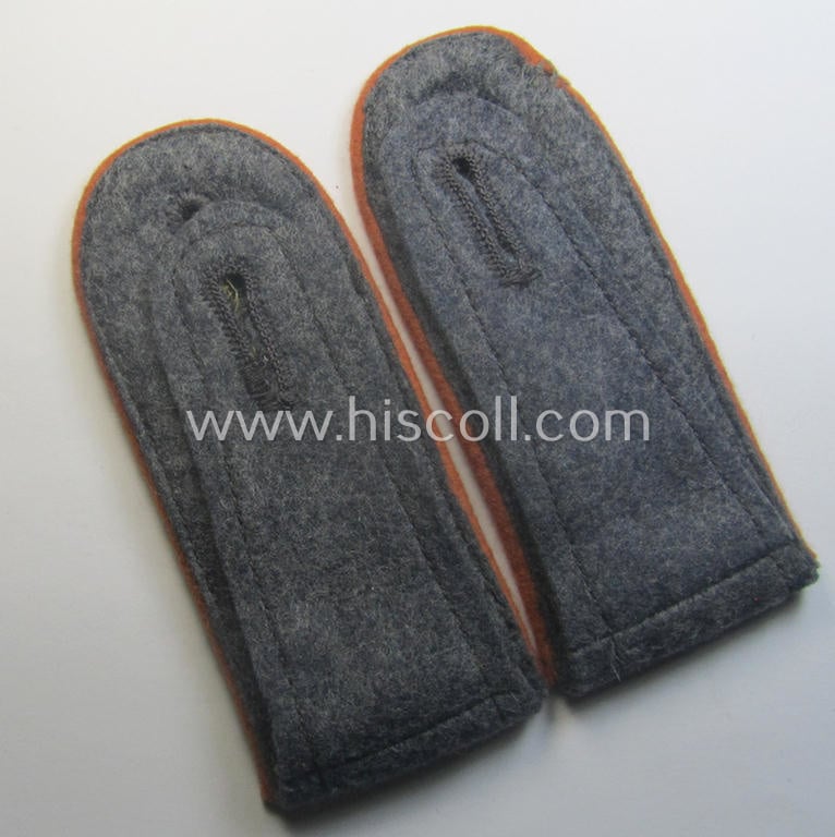 Pair of WH (Luftwaffe) EM-type shoulderstraps as piped in the light- ie. rust-brown- (ie. 'hell- o. kupferbrauner'-) coloured branchcolour: 'Soldat der LW-Nachrichten-Trpn.'