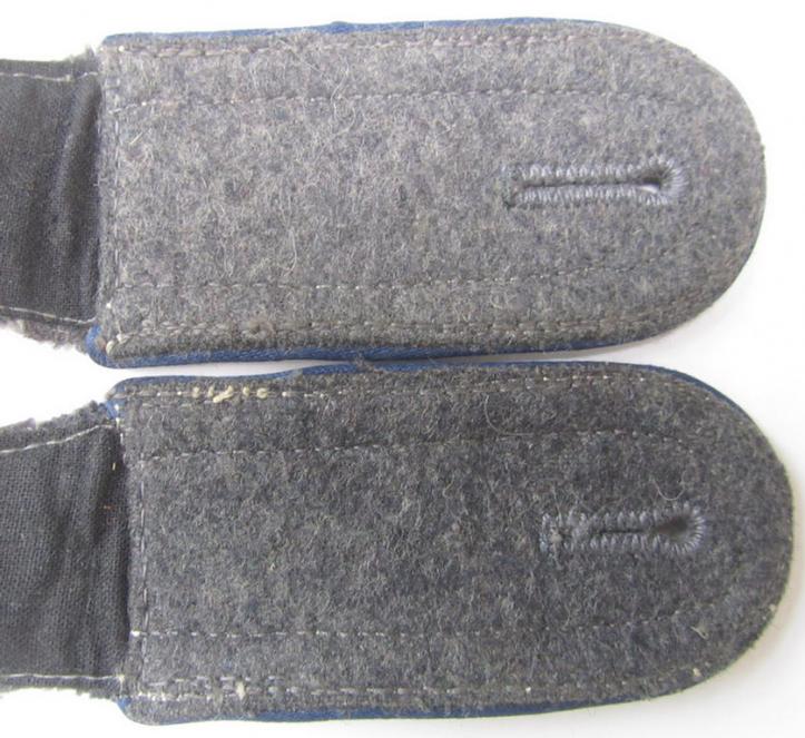 Attractive - and/or fully matching! - pair of WH (Luftwaffe) NCO-type shoulder- straps, as piped in the darker-blue-coloured branchcolour, as was intended for an: 'Unteroffizier der Sanitäts-Truppen'