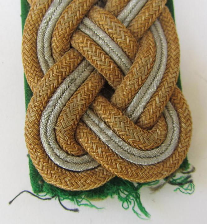 Superb - albeit regrettably single! - police (ie. 'Polizei') general-officers'-type shoulderboard, as was executed in golden- ie. silver-toned braid, as was intended for usage by a: 'SS-Brigadeführer und Generalmajor der Polizei'