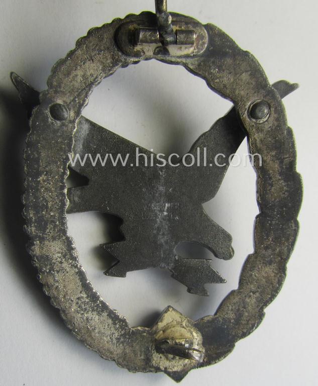 WH (LW) 'Fliegerschützen-Abzeichen mit Blitzbündel' being a maker- (ie. 'Wilh. Deumer'-) marked- and/or: typical zinc- (ie. 'Feinzink'-) based example as was produced by the: 'Wilh. Deumer'-company that comes stored in its period etui