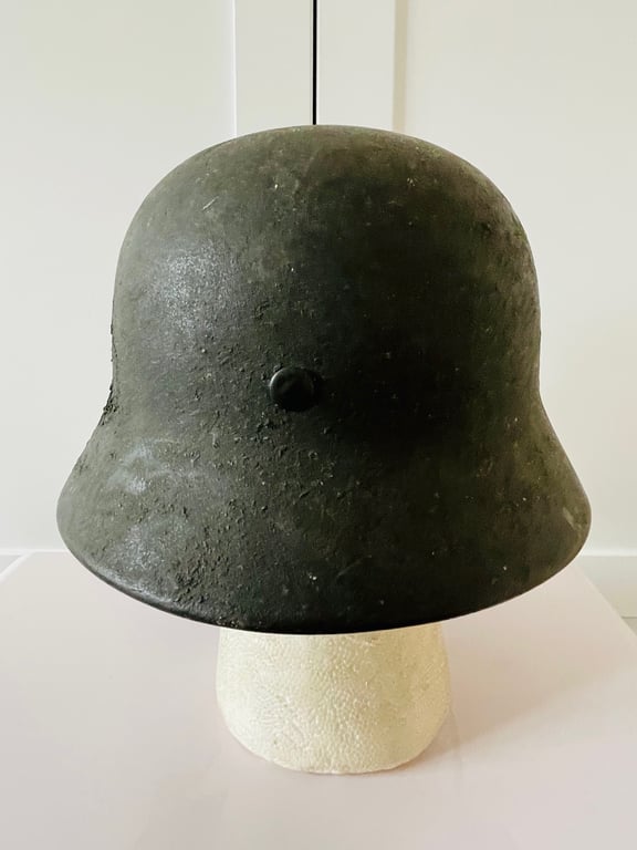 WWII GERMAN SINGLE DECAL NAMED ARMY HELMET WITH THICK GREY WOODCHIP OVERPAINT