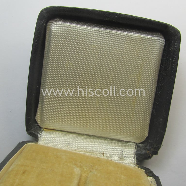 Attractive - albeit empty! - luxuriously-styled etui as was specifically intended to store an: 'Eisernes Kreuz 1. Klasse' (or: Iron Cross 1st class) that comes in an overall nicely preserved condition