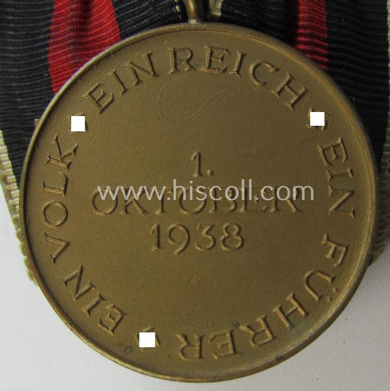 Superb, bright golden-toned WH (Heeres o. KM etc.) so-called: 'Einzelspange' showing a WH Czech 'Anschluss'- (ie. occupation-) medal: '1 October 1938' that shows a firmly (and period-) attached 'Prager Burg-Spange'