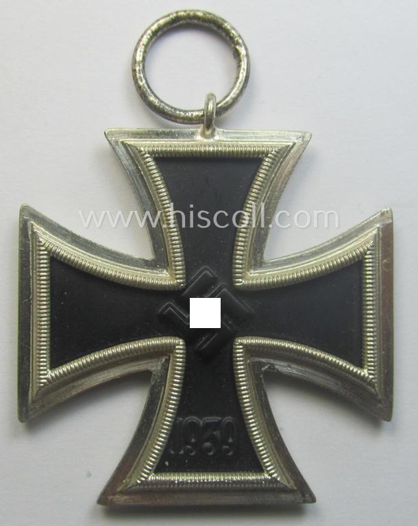 'Eisernes Kreuz II. Klasse' being a maker- (ie. '40'-) marked example that comes together with its non-confectioned ribbon (ie. 'Bandabschnitt') by the maker (ie. 'Hersteller'): 'Berg & Nolte'