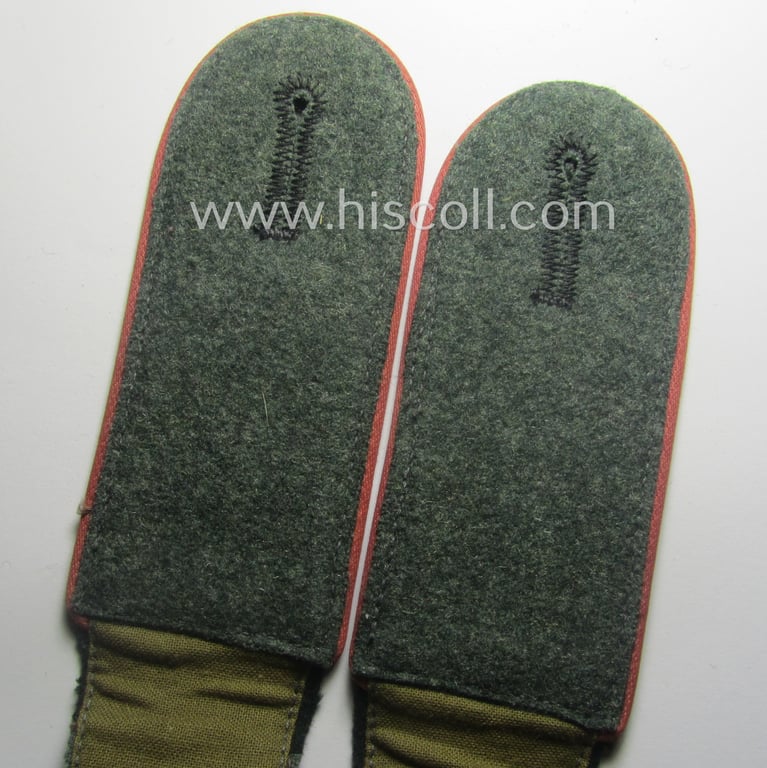 Pair of WH (Heeres), early-war period- (ie. 'M40'-pattern and/or rounded-style) EM-type shoulderstraps: 'Soldat eines Panzer- o. Panzerjäger-Rgts. o. Abts.'
