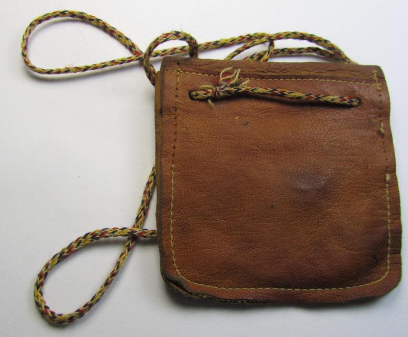 Neat, natural-coloured- and/or genuine leather-based etui (ie. 'Tragetasche') as was intended to store an ID-disc (ie. 'Tragetasche für Erkennungsmarke') and that comes in a moderately used- ie. worn, condition