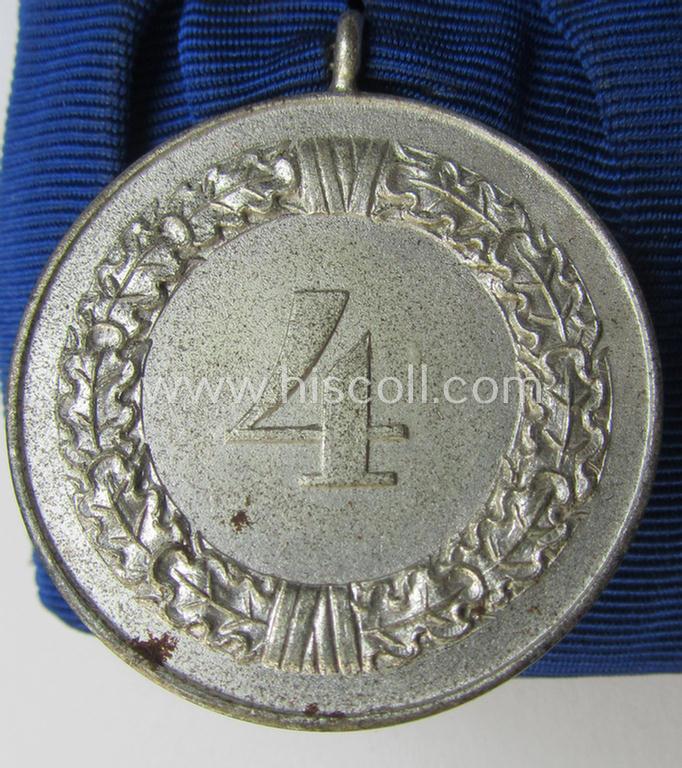 Bright silver-toned WH (Luftwaffe) so-called: 'Einzelspange' showing a: 'WH-Dienstauszeichnung 4. Stufe' (as was intended for 4 years of loyal-service) and that shows a detailed, Luftwaffe-type-eagle-device, period-attached