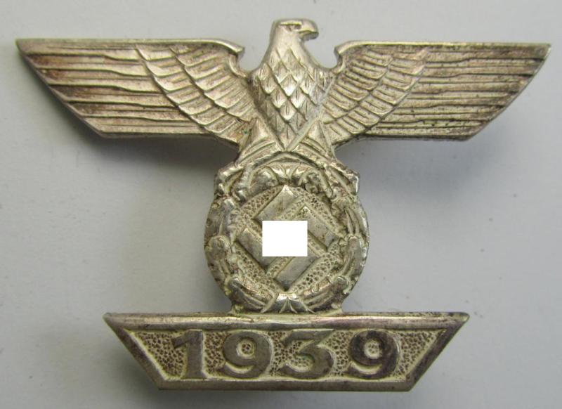 Superb - and rarely seen! - example of a: 'Wiederholungsspange zum EK I. Klasse' (or: bar to the WWI IC first-class) as was produced by the maker (ie. 'Hersteller'): 'B.H. Mayer's Kunstprägeanstalt' and that comes stored in its accompanying et...