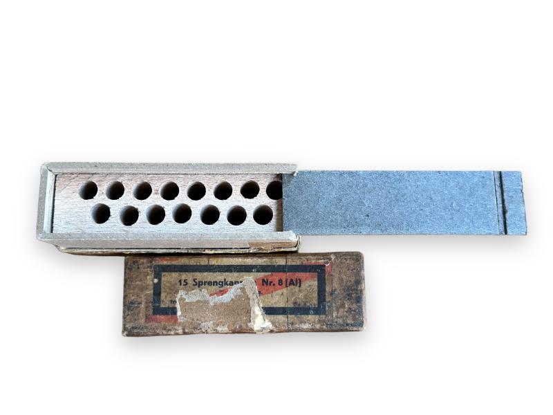 Carton box '15 Sprengkapseln'