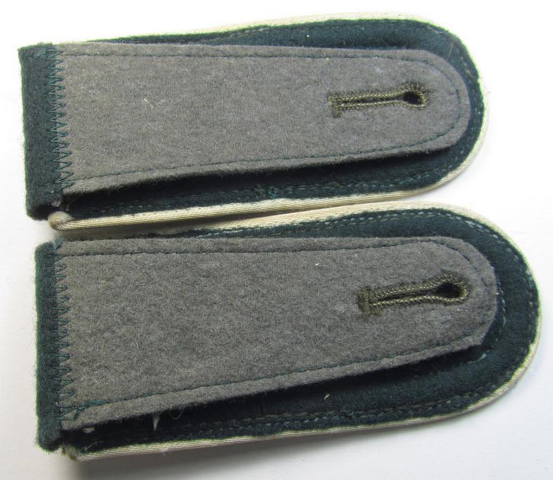 Attractive - and fully matching! - pair of WH (Heeres), early- (ie. pre-) war-period- (ie. 'M36 o. 40'-pattern) 'cyphered' NCO-type shoulderstraps as was intended for usage by a: 'Feldwebel der Divisionsstabs des 22. Infanterie-Divisions'