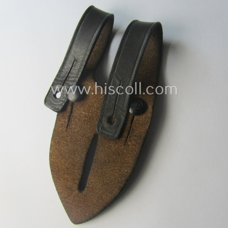 'Standard-issue'-pattern, WH binoculars (ie. 'Dienstglas 6 x 30 o. 10 x 50') so-called: 'anti-movement flap' (or: 'Tragelasche für Dienstgläser') as was executed in darker-brown-coloured leather that comes in an issued- ie. used-, condition