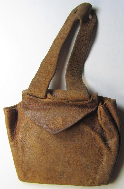 Neat, natural-coloured- and/or genuine leather-based etui (ie. 'Tragetasche') as was intended to store an ID-disc (ie. 'Tragetasche für Erkennungsmarke')