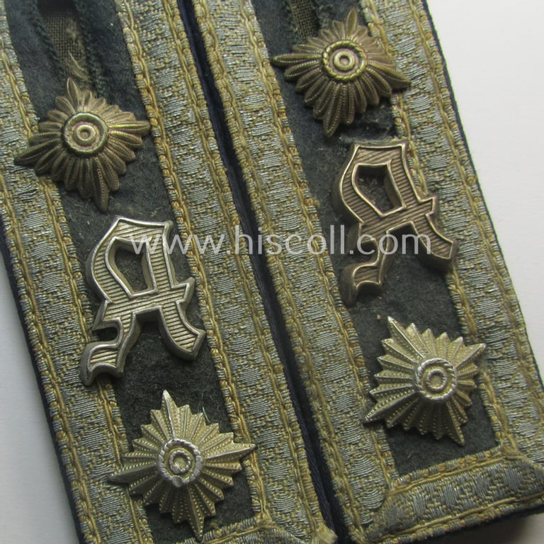 Pair of WH (Heeres) neatly 'cyphered', so-called: 'M40'-pattern, NCO-type shoulderstraps as intended for usage by an: 'Oberfeldwebel einer Sanitäts-Abtlgs. und Mitglied einer Ärtzlichen Akademie des Heeres'