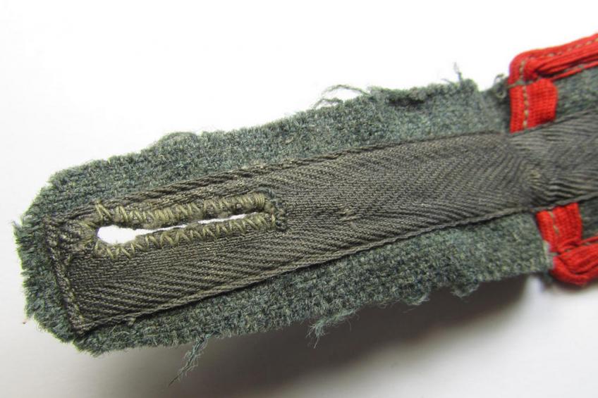Single, later-war-period-, so-called: 'M44'-pattern, simplified WH (Heeres) enlisted-mens'-type shoulderstrap as piped in the bright-red-coloured branchcolour as was intended for usage by a: 'Soldat der (Sturm)Artillerie-Truppen'