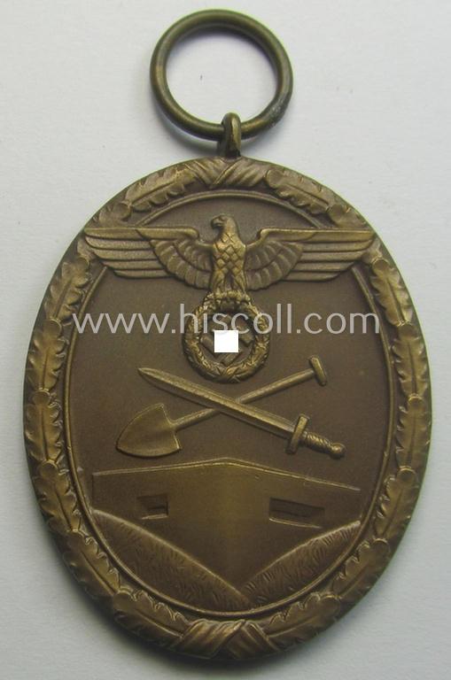 Medal-set: 'Deutsches Schutzwall Ehrenzeichen' (aka: 'Westwall'-medal) being a non-maker-marked- and/or: typical 'Buntmetall'-based specimen that comes packed in its original pouch of issue by the: 'Deschler & Sohn'-company
