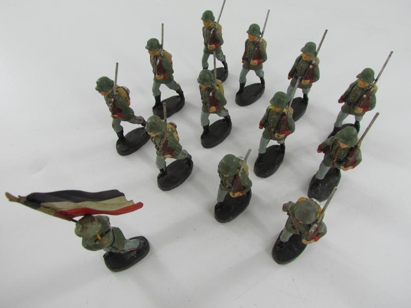 Grouping of 13x Lineol German Toy Soldiers With Flag Bearer