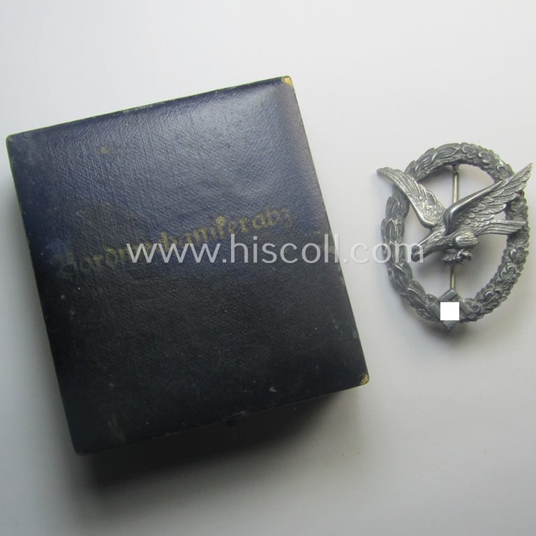 WH (LW) 'Fliegerschützen-Abzeichen ohne Blitzbündel' being a maker- (ie. 'Wilh. Deumer'-) marked- and/or: typical zinc- (ie. 'Feinzink'-) based example as was produced by the: 'Wilh. Deumer'-company that comes stored in its period etui