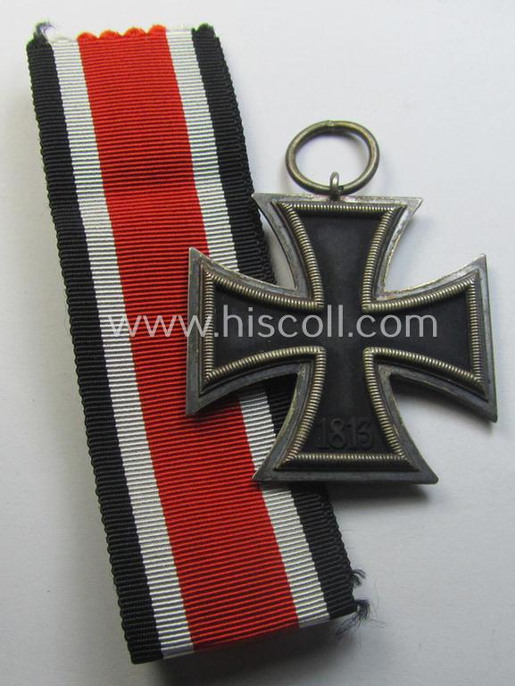Attractive, 'Eisernes Kreuz II. Klasse' being a maker- (ie. '65'-) marked example that comes together with its original- and once-mounted ribbon (ie. 'Bandabschnitt') as was produced by the maker (ie. 'Hersteller'): 'Klein & Quenzer'